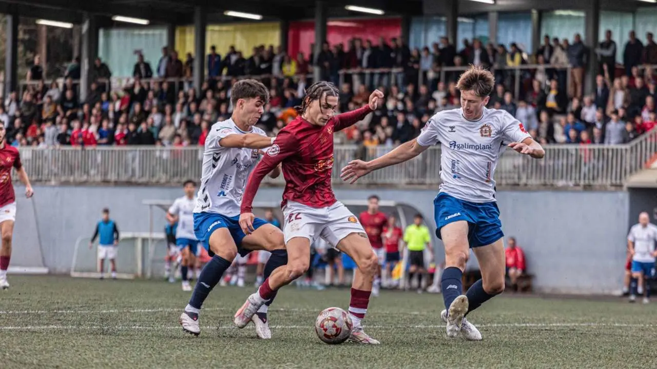 Valentín Jaichenko, con el Estradense, en una acción ante la SD Sarriana