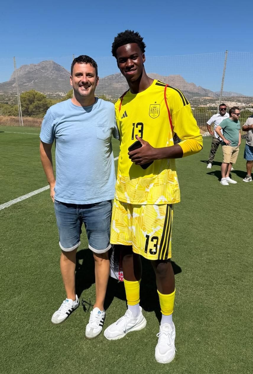 Juanjo Sánchez junto al portero Darlington Chichoro con la equipación de la selección española
