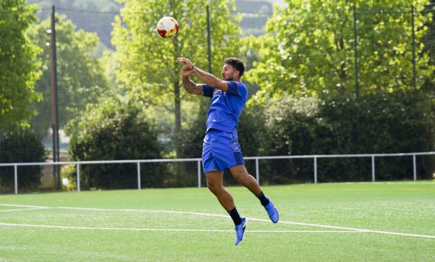 Juanra durante un entrenamiento del Pontevedra CF en A Xunqueira