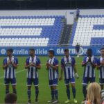 Jugadores del Deportivo Fabril alineados sobre el césped de Riazor