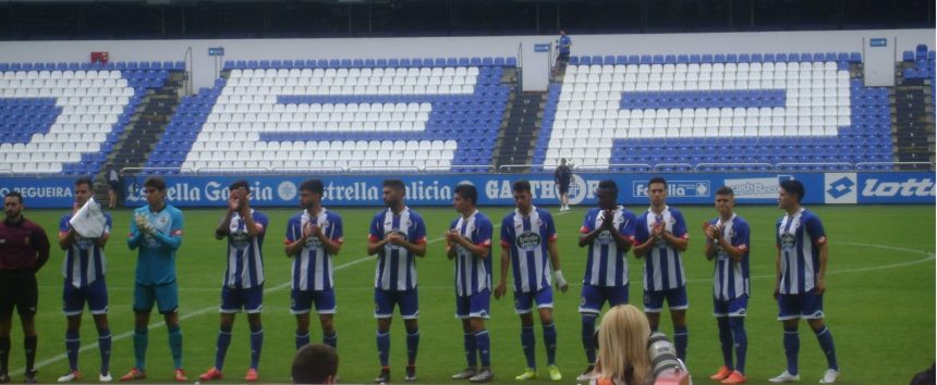 Jugadores del Deportivo Fabril alineados sobre el césped de Riazor