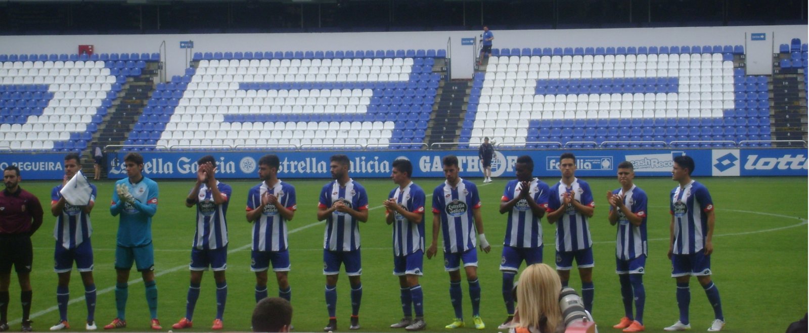 Jugadores del Deportivo Fabril alineados sobre el césped de Riazor