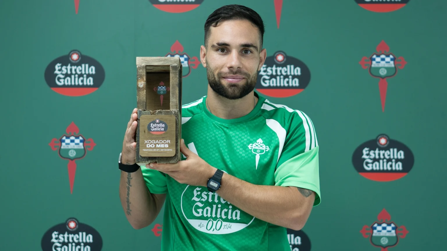 Migue Leal recoge el premio Estrella Galicia al jugador del mes del Racing Club Ferrol