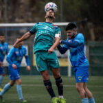 Litos disputa un balón con la UD Barbadás en Os Carrís