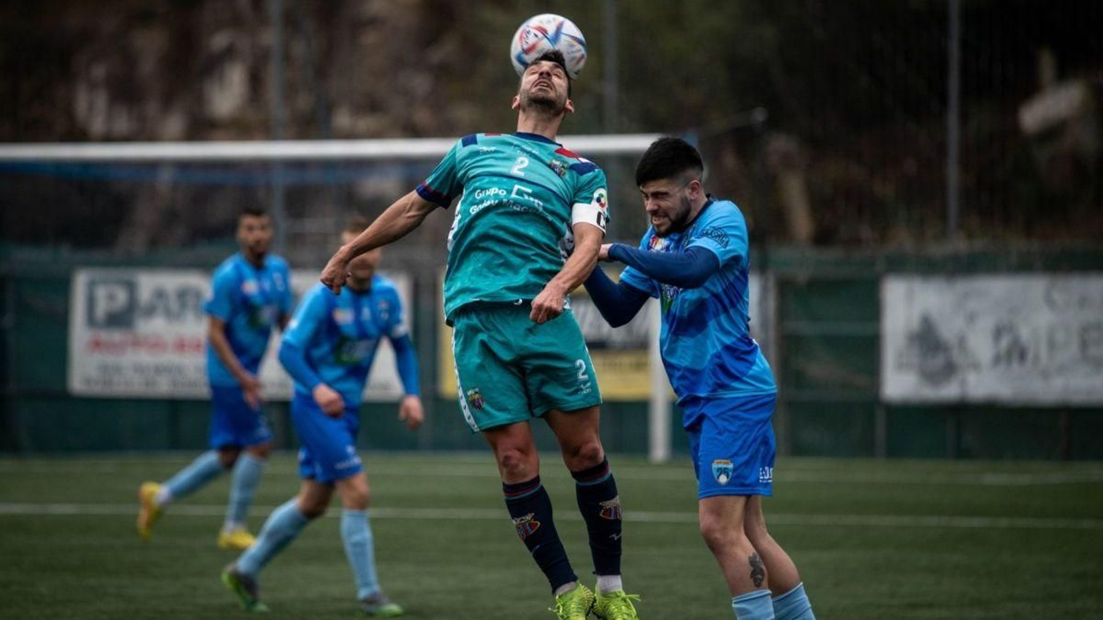 Litos disputa un balón con la UD Barbadás en Os Carrís