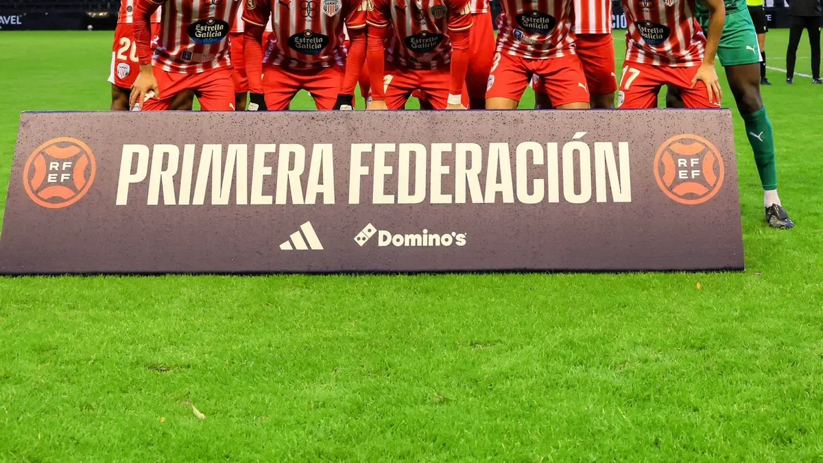 Imagen del encuentro Real Unión - CD Lugo en Irún, encuadrada para destacar la zona de juego