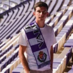 Luis Chacón en el estadio José Zorrilla con la bufanda del Real Valladolid