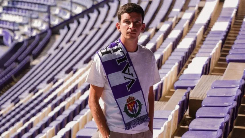 Luis Chacón en el estadio José Zorrilla con la bufanda del Real Valladolid