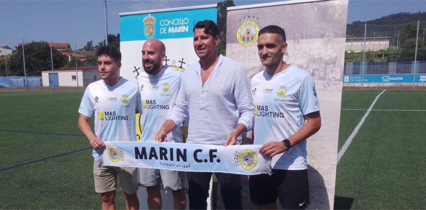 Jugadores y representantes del Marín CF durante una presentación del club