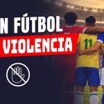 Cartel de la Real Federación Gallega de Fútbol con el lema «Por un fútbol sen violencia» y futbolistas unidos