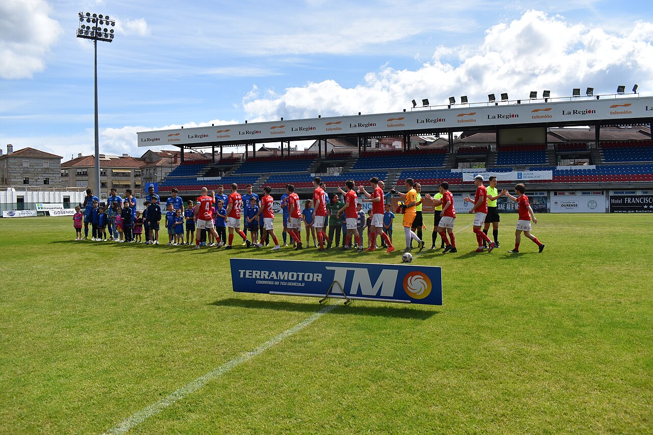 Jugadores del Ourense CF durante un partido ante el CD Laredo en O Couto