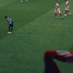 Partido de fútbol disputado sobre un campo de césped