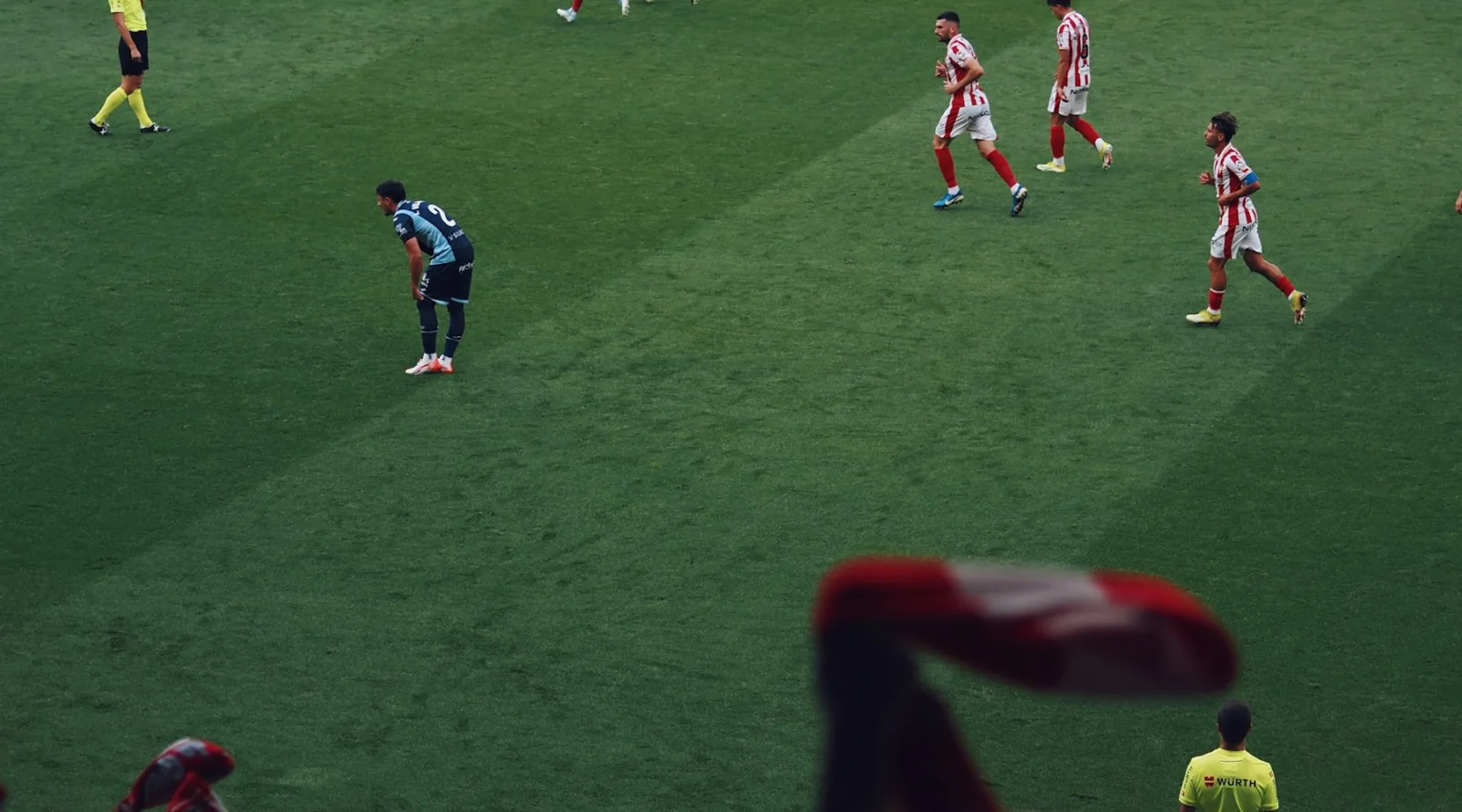 Partido de fútbol disputado sobre un campo de césped