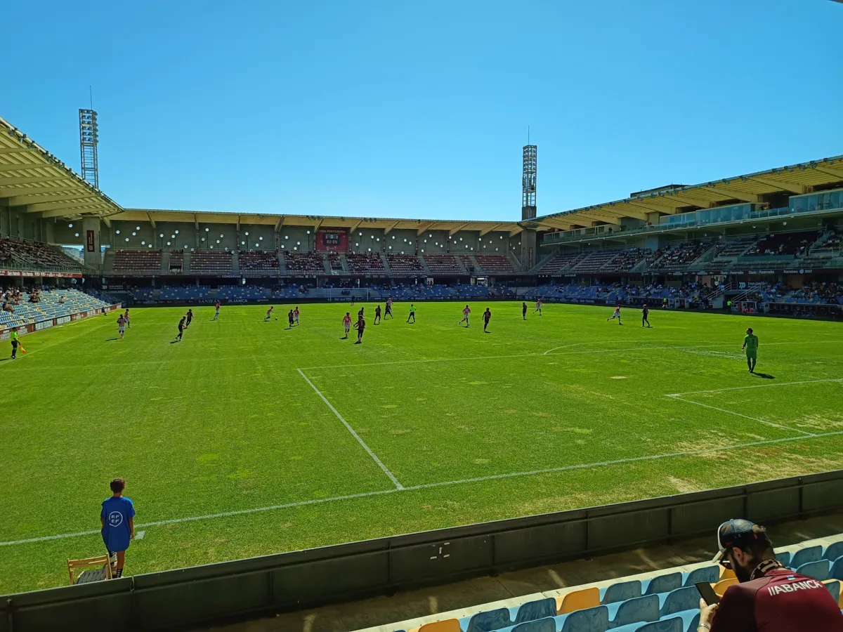 Jugadores del Pontevedra CF durante un partido en Pasarón en septiembre de 2026
