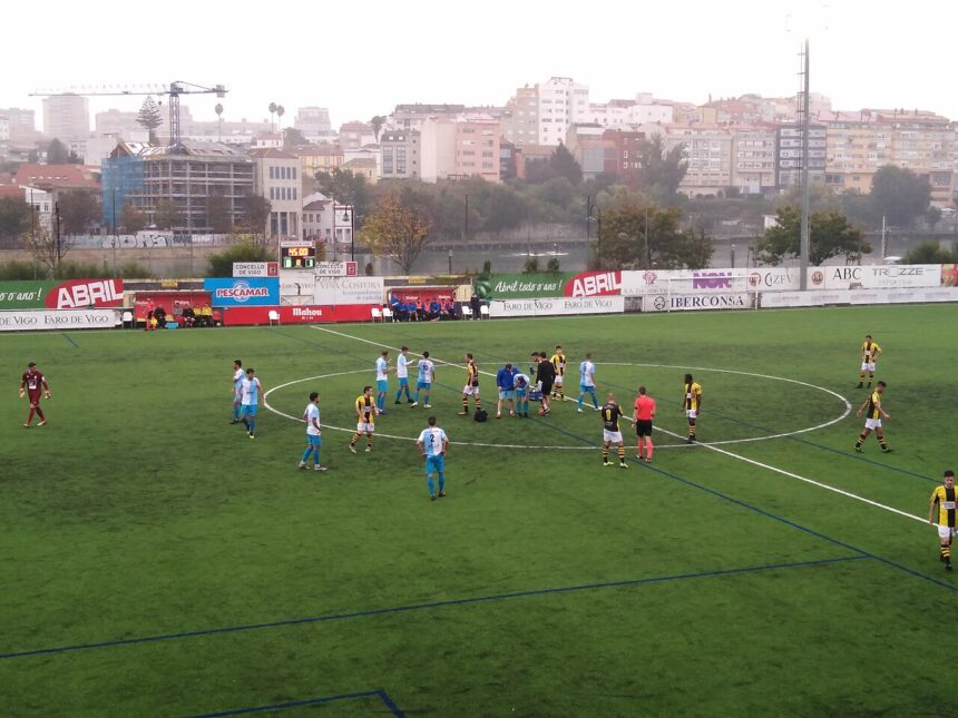 Jugadores de la SD Compostela durante un partido ante el Rápido de Bouzas