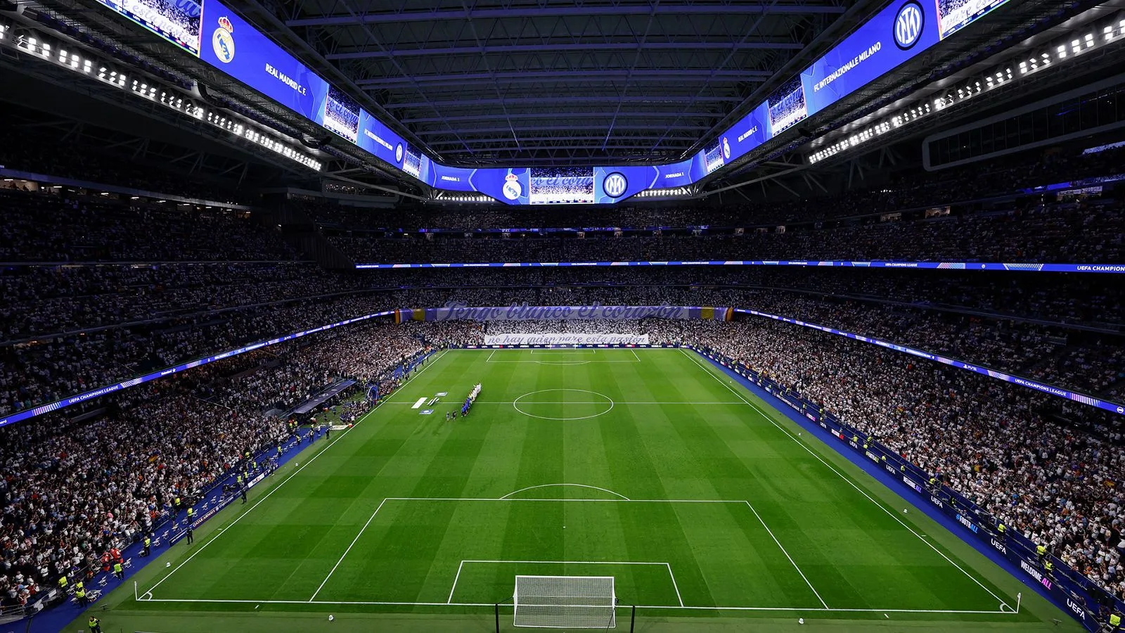 Jugadores del Real Madrid celebran un gol en el Bernabéu, en la imagen oficial de la previa ante el Leipzig