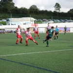 Un futbolista del San Tirso controla el balón durante un partido en O Monte