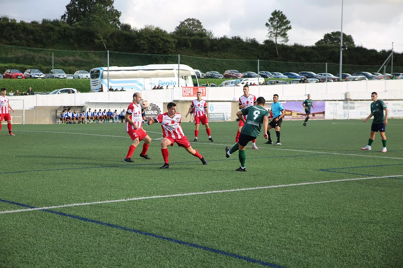 Un futbolista del San Tirso controla el balón durante un partido en O Monte