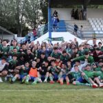 Jugadores y aficionados del SDC Órdenes celebran sobre el césped