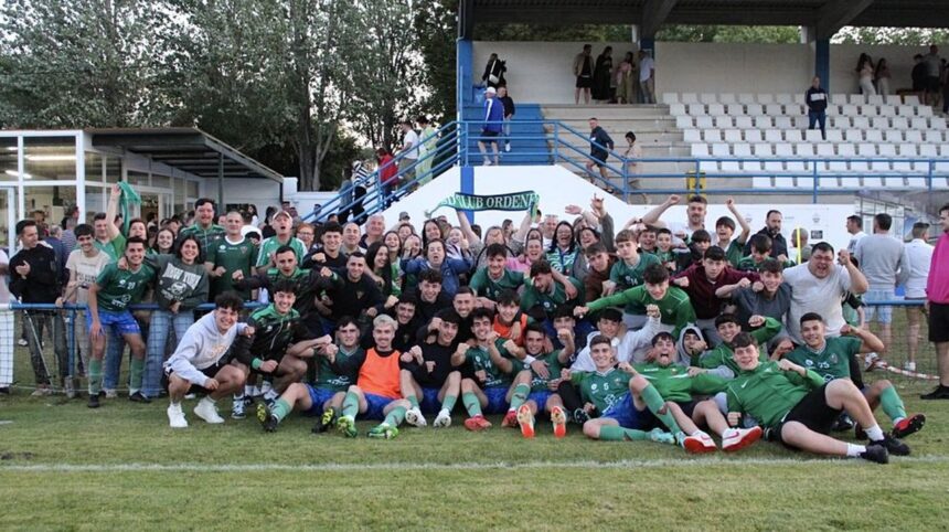 Jugadores y aficionados del SDC Órdenes celebran sobre el césped