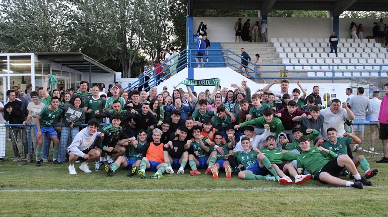 Jugadores y aficionados del SDC Órdenes celebran sobre el césped