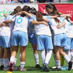 Futbolistas de la selección gallega femenina reunidas en círculo antes de un partido