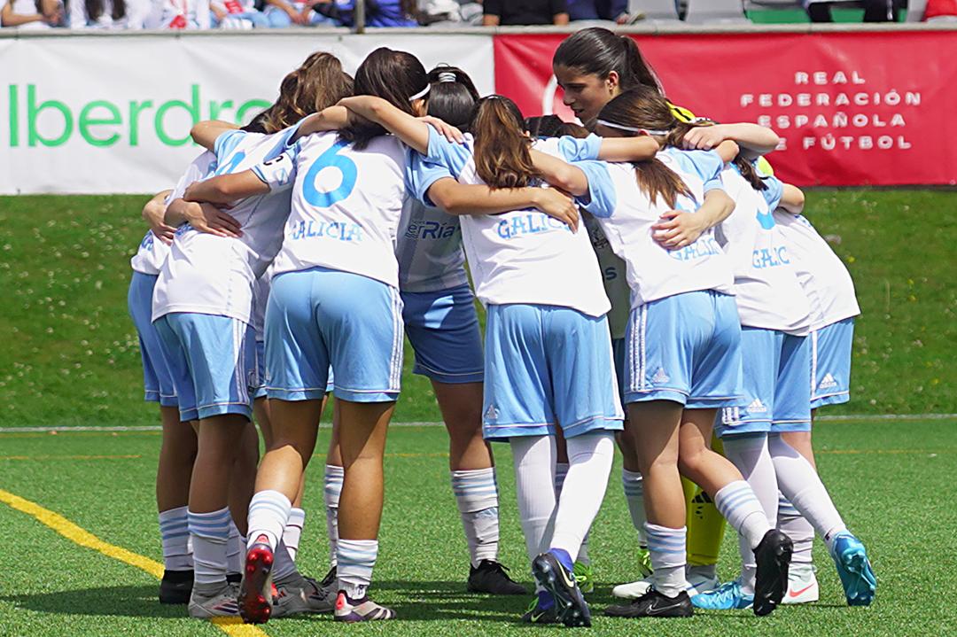 Futbolistas de la selección gallega femenina reunidas en círculo antes de un partido
