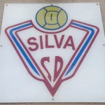 Fotografía de archivo del escudo del Silva SD en el exterior del campo de A Grela