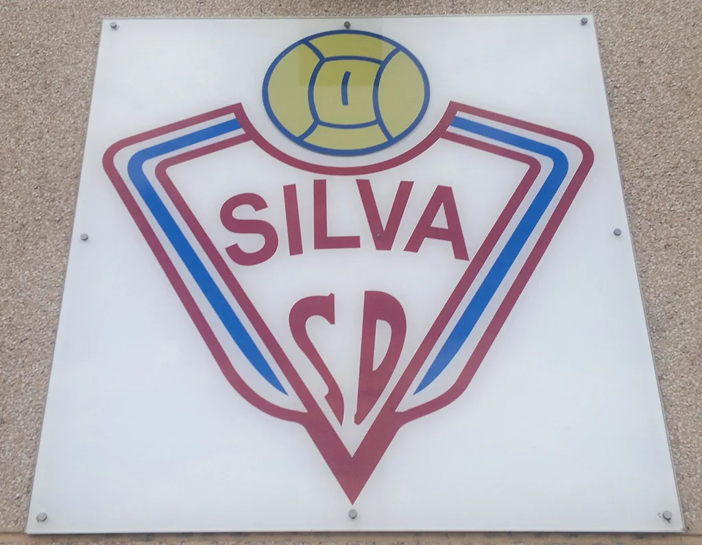 Fotografía de archivo del escudo del Silva SD en el exterior del campo de A Grela
