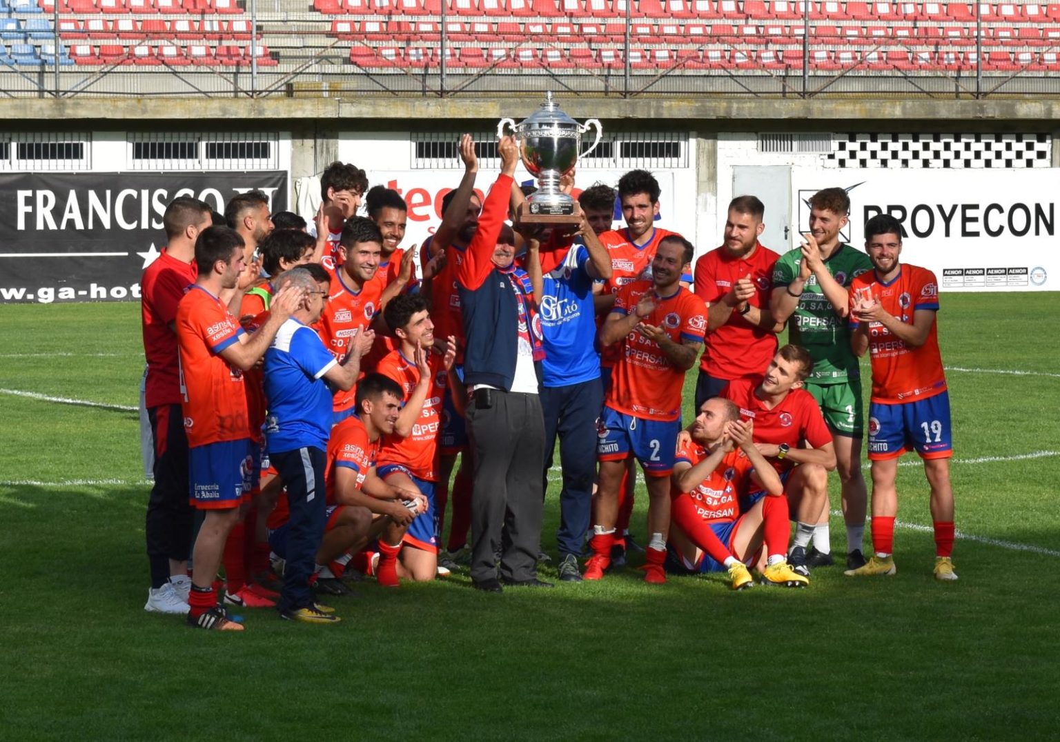 Jugadores de la UD Ourense celebran el título de Preferente en O Couto en 2022