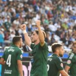 Unai Ropero levanta los brazos junto a sus compañeros del Racing en Riazor
