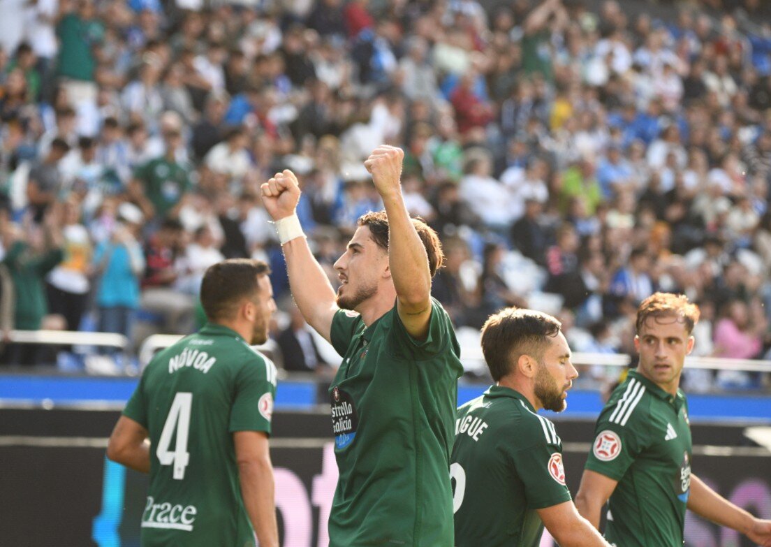 Unai Ropero levanta los brazos junto a sus compañeros del Racing en Riazor