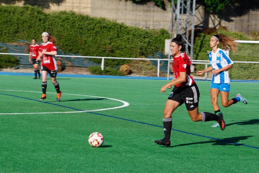 Jugadora del Victoria FC de Santiago durante un partido del equipo femenino