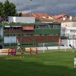Imagen de archivo del Villalonga, de celeste, ante la UD Ourense en mayo de 2022