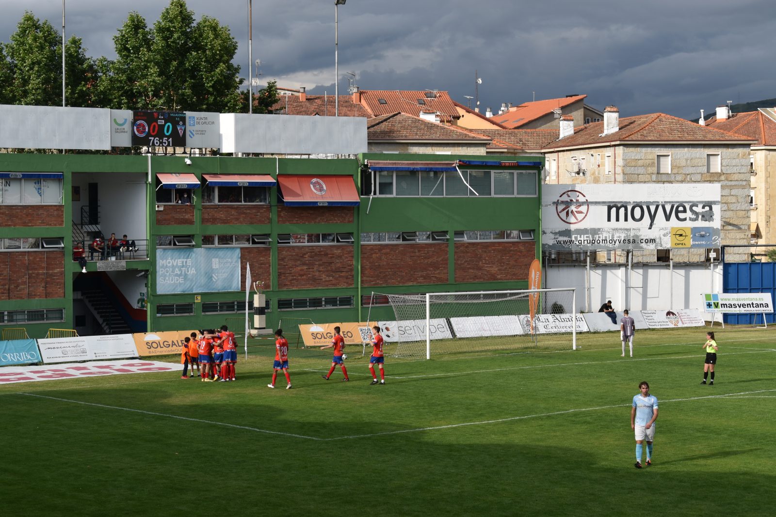 Imagen de archivo del Villalonga, de celeste, ante la UD Ourense en mayo de 2022