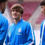 Yayo González, centrocampista del Fabril, junto a sus compañeros del Deportivo