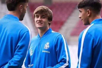 Yayo González, centrocampista del Fabril, junto a sus compañeros del Deportivo