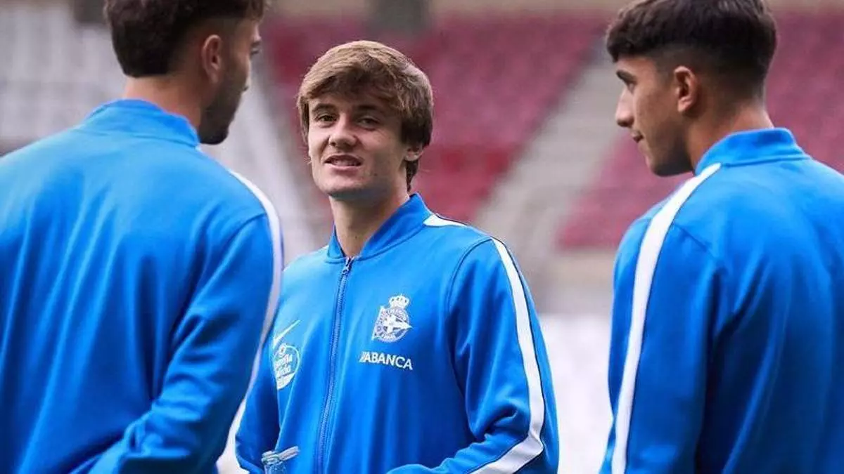 Yayo González, centrocampista del Fabril, junto a sus compañeros del Deportivo