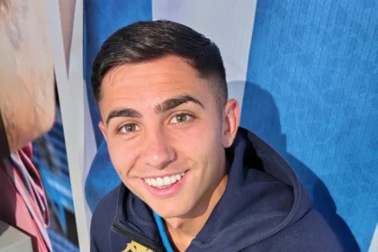 Yeremay Hernández posa con una camiseta del Deportivo en el museo del club