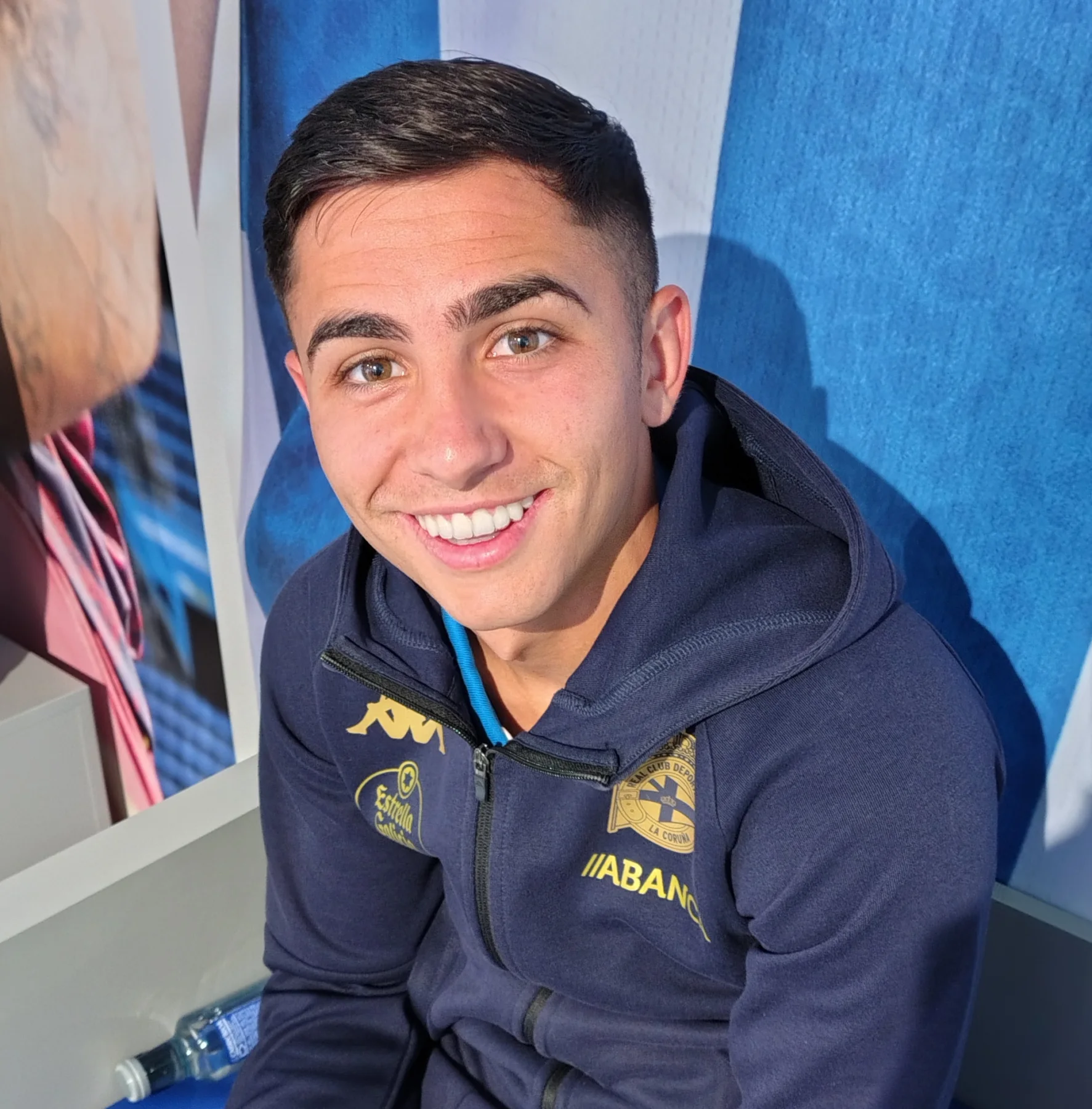 Yeremay Hernández posa con una camiseta del Deportivo en el museo del club